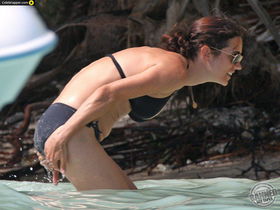 jennifer connelly fap bunda thong biquini Foto